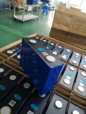 オリジナル工場グレード A 3.2V 102Ah 充電式 LiFePO4 太陽エネルギー EVorage E リチウム電池用プリズム電池
